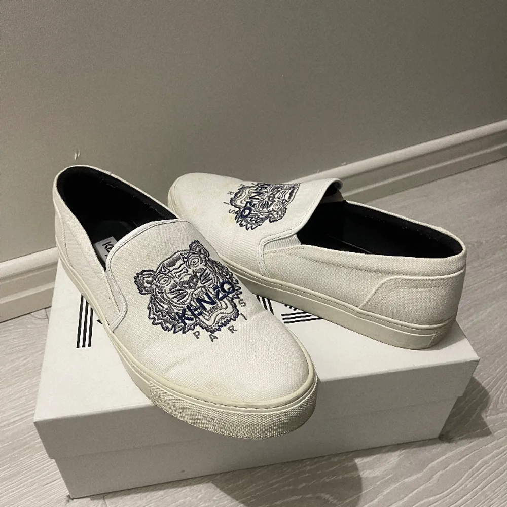 Ett par vita Kenzo Paris sneakers, sällan använda, lite smutsiga men hela annars. Nypris 1699kr. Skor.
