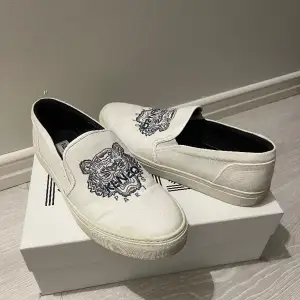 Ett par vita Kenzo Paris sneakers, sällan använda, lite smutsiga men hela annars. Nypris 1699kr