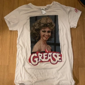 Grease t-shirt - Grease t-shirt med sandy på Oversized Typ oanvänd 