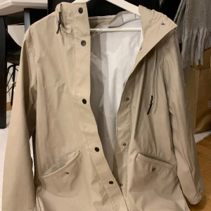 Regnjacka  - Superfin och lite lyxig regnjacka i längre modell i nyskick. 🤍 nypris: 450kr 