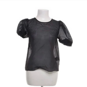 Svart blus - Jättefin svart genomskinlig blus som är perfekt till middagar och fester!!