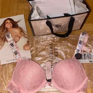 säljer nu min super fina victoria secret bh❤️ använd typ 2 ggr så nästan helt ny och i jättefint skick!❤️såklart äkta och pris kan diskuteras o skriv privst om frågor❤️