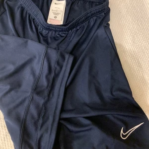 Träningsshorts  - Helt nya oanvända short till tex fotboll. Barnstorlek XL / 158-170 men skulle nog säga dam S eller herr Xs. 