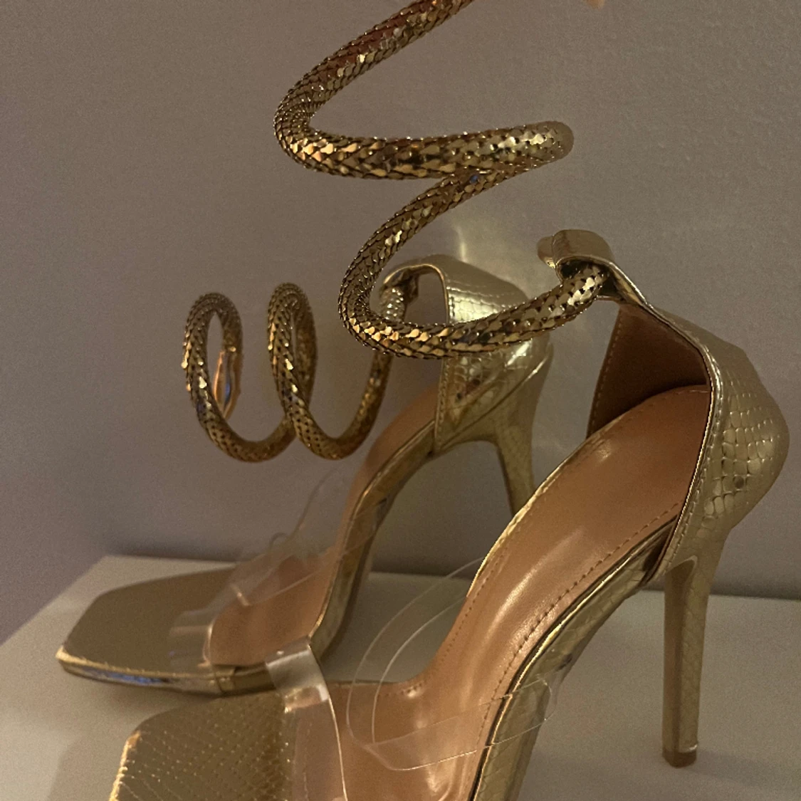 Guldiga klackskor med guld detalj  - 91