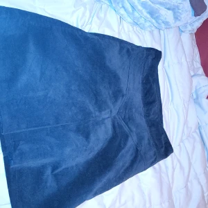 Manshester kjol - Svart strechig manshester kjol.