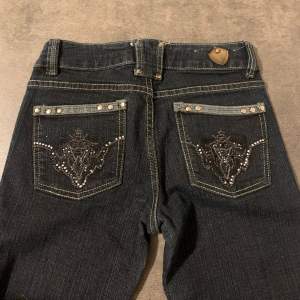 Låg medjade jane Norman jeans i mycket bra skick, jag skulle sagt att de är xs efter som de är korta💗 pris kan diskuteras💗