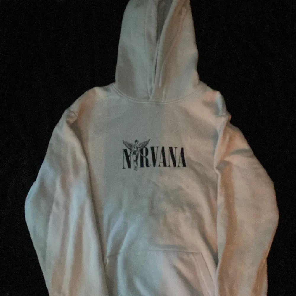 Vit oversized nirvana hoodie som använts några gånger men som fortfarande är i väldigt bra skick 🖤. Hoodies.