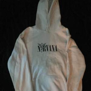 Vit oversized nirvana hoodie som använts några gånger men som fortfarande är i väldigt bra skick 🖤