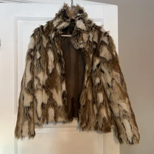 Pälsjacka - Jättefin pälsjacka som är köpt second hand. Jackan är aldrig använd av mig och är i väldigt fint skick. Kan gå ner i pris vid en snabb affär.