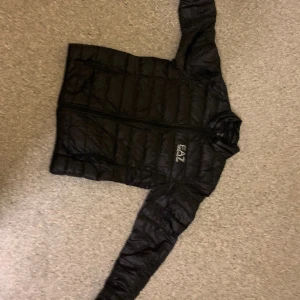 Ea7 jacka - Säljer Ea7 jacka då jag använde den par gånger nästan helt ny storlek m