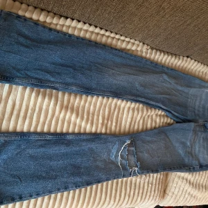 Gina tricot jeans  - De här trendiga gina byxorna är i storlek 36 men passar nog en 34 eftersom de blivit mindre i tvätten, anvönt minst 3-5 gånger då de blivit lite mindre på mig. Lite slitna där nere då de va lite långa på mig som är 162 ungefär. ( ny pris 500kr ) 