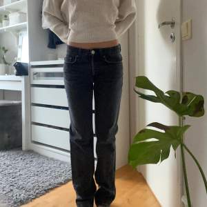 Säljer dessa slutsålda zara jeans då de inte kommer till användning. Går att ha low waist men också mid waist. Storlek 34 och passar mig i längden som är 167 cm. köparen står för frakten 💕💕skriv för frågor 