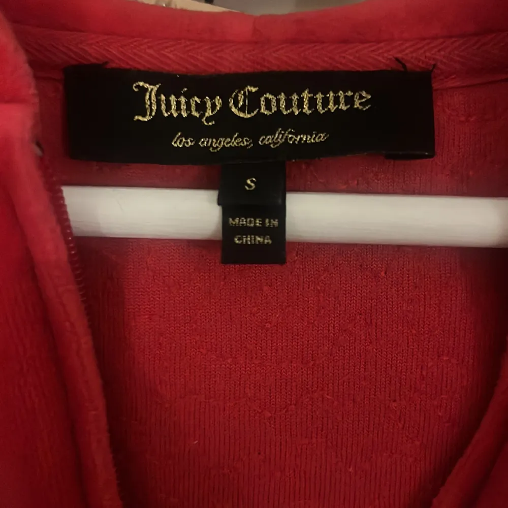 Säljer min skit fina juciy tröja som jag älskar men behlver tyvärr sälja pga att den är för liten, den är i väldigt bra skick! Det är en röd äkta juciy tröja med guldig text på ryggen!. Tröjor & Koftor.