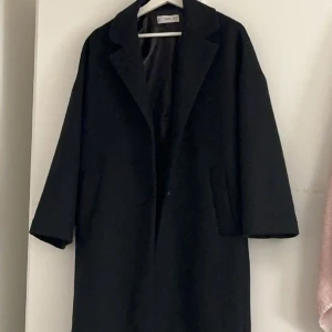 Kappa  - Säljer en svart lång kappa i strl 34 från Mango. Den är ganska lång på mig som är 158 cm lång och har en oversized fit så passar även 36. Den är max använd vid 2 tillfällen så mycket bra skick!✨ (nypris ca 2000kr)