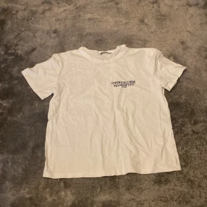 Vit t-shirt - Säljer min vita t-shirt från Zara. Inga defekter och anses som en helt ny. 