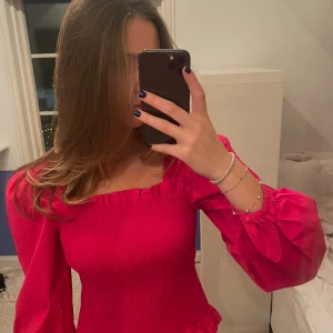 Blus - Rosa blus från NA-KD. Köpt för något år sedan men aldrig använd. Jättefin till middagar och fester 💖