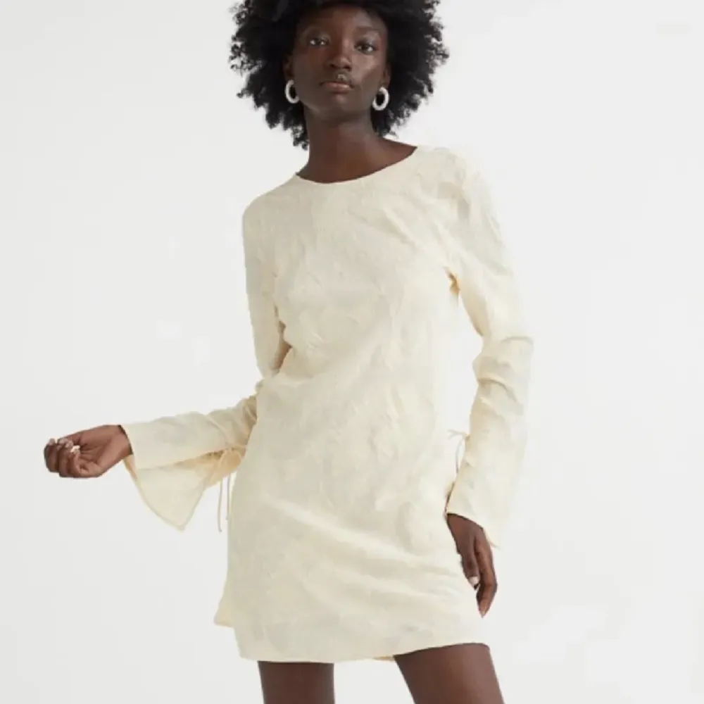 Så fin klänning från H&M i bra skick. Den perfekta studentklänningen eller sommarklänningen i vitt/beige. . Klänningar.
