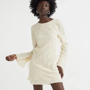 Vit klänning från HM - Så fin klänning från H&M i bra skick. Den perfekta studentklänningen eller sommarklänningen i vitt/beige. 