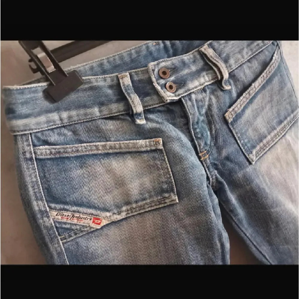 Diesel jeans i modellen hush storlek 29/30 jag är 170 innebensmåtter är 81 cm. Jeans & Byxor.