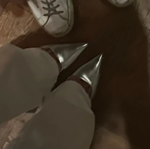 Spetsiga klackar - Silvriga, endast testade. Storek 37. Super snygga 