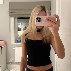 Fest topp - Säljer denna snygga topp ifrån zara!!🖤