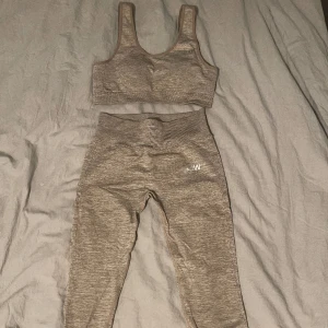 träningsset från icaniwill - Supersnygga träningsset från iciw som är i nyskick och endast använt ett fåtal gånger. Säljes endast pga att det inte kommer till användning