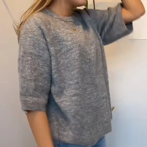 Stickad t-shirt - Säljer min jätte fina stickade t-shirt ifrån lager 157 som är helst slutsåld på hemsidan❤️hör av er om det behövs fler bilder eller om ni har några frågor💋