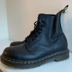 Dr. Martens  - Säljer mina Dr. Martens då dem är för stora och inte är min stil😊 Jag fick dem i julklapp ca 2-3 år sedan men använda väldigt sällan.  De är superbra skick, i princip nya💖 Jag tvättar dem innan jag postar dem👍 Nypris ca 2200🩷🩷 Skriv för fler frågor.