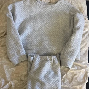 Mjukis set - Grått mjukis set från Kappahl! Använt några få gånger men används inte längre, ordinarie pris 700