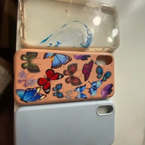 Mobilskal xs - Säljer dessa mobil skalen till en iPhone xs då jag inte har den mobilen längre. Det genomskinliga kommer tvättas ordentligt och färgen ska bort, det blåa sakalet är lite sönder vid volymknapparna men det funkar ändå jätte bra , privat för mer bilder.