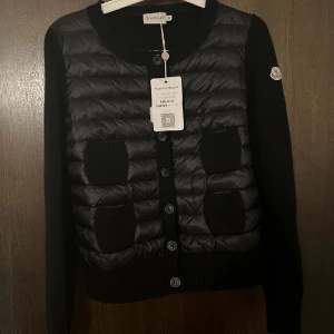 Moncler cardigan  - Intressekoll på min moncler cardigan💕💕första bilden är lånad! Svart stickad i storlek M❤️