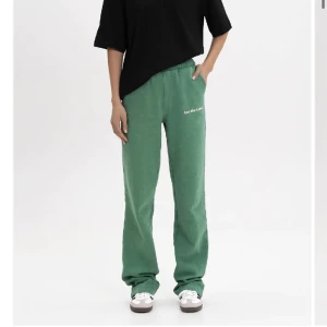 LXA  - Säljer dessa helt oanvända byxorna från LXA lappar o allt kvar, då jag tyckte att de var lite lite för långa för mig… är lite längre än 170 cm lång.  Väldigt sköna dock!!  Nypris: 890  Mitt pris: 500