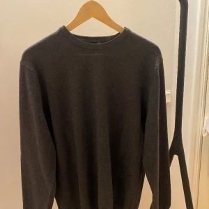 Stickad sweatshirt från Ernst Alexis - Denna sjukt snygga tröja är ifrån den svenska märket Ernst Alexis. Tröjan är gjord i Italien och är i hög kvalitet. En ny kostar runt 1000 kr men vi säljer för 400 kr! 