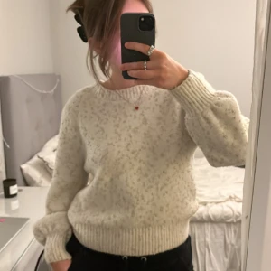 Stickad tröja  - Så så fin tröja från mango, krämvit med glitterdetaljer