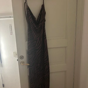 Zebra klänning - Lång zebra klänning från NA-KD, strl 36 