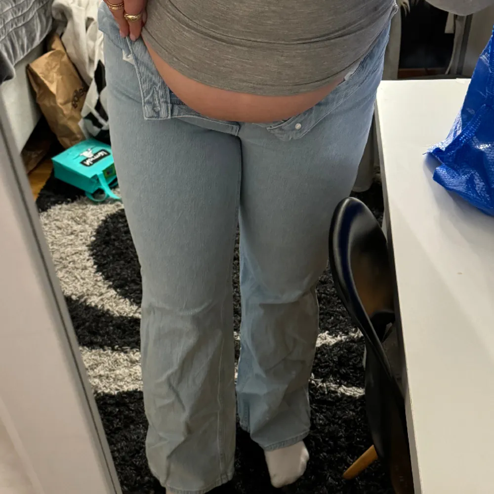 DESSA jeans ! Lågmidjade och formar kroppen så bra ! Vad behövs mer ?  Jag kommer tyvärr inte in i de längre som man kan se på bilderna att jag inte kan knäppa de, annars skulle jag aldrig sälja de för de är verkligen perfekta !  Köpa på NA-KD 699. Jeans & Byxor.
