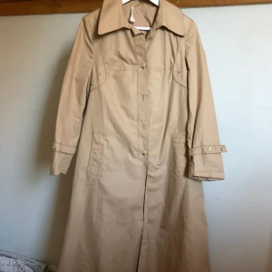 Beige trenchcoat  - Knappt använd! Väldigt fint och sturdy material. Knappen längst upp saknas men det påverkar inte passformen. 