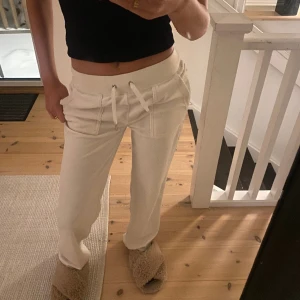 Juicy couture byxor - Vita juicy couture byxor, väldigt sköna och i använt skick, dom har även två fläckar och en metallgrej på snörena saknas. Därav priset, kan dock diskuteras😊