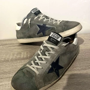 Golden Goose Skor - Säljer mina fräscha Golden Goose skor som har används väl men har mycket kvar att ge! Skorna har en liten spricka i kanten på sulan men är inget som syns tydligt.