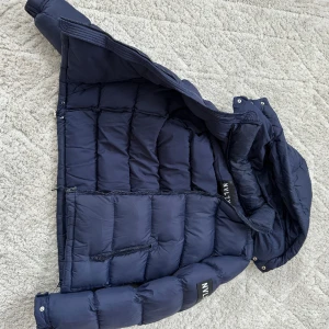 Mörk blå NVLTY jacka  - Mörk blå NVLTY jacka i nytt skicka. Knappt använd. Säljer för den är för liten. Ny pris 1500kr