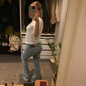 Lågmidjade bootcut jeans - Säljer dessa jeans jag köpte av en tjej, de var för långa och för stora för mig! De är från Nelly och är de snyggaste jeansen💕de har lite slitningar där nere då den tidigare ägaren har trampat på de, även några fläckar på byxfickorna. Skriv för mer