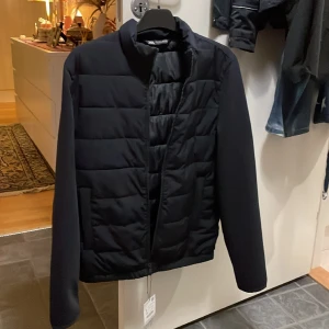 Vår jacka - Zara - Nu lägger jag upp min helt oanvända vår jacka som jag köpte ifrån Zara. Den är några storlekar för mindre. Och jag har ej kvitto för att lämna tillbaka. Prislappen är på och jackan är i 10/10 skick.   Ny pris 429 kr. Mitt pris 300 kr