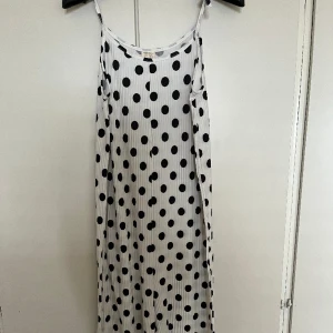 Black and white jumpsuit - Oanvänd 