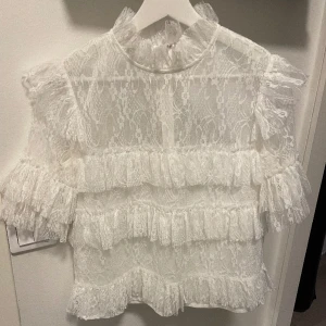 By malina blus! - Funderar på att sälja min Så fina blus från by malina, säljer pga att den kommer inte till användning:) (nypris 1800kr). Kan gå ner i pris vid snabb affär men Vafan är o väldigt gott skick!  ❌(Välj INTE instabox att frakta med)❌