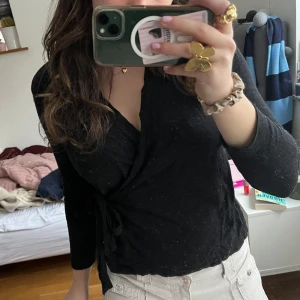 Glittrig tröja - Snygg glittrig tröja med urringning och omlott 🖤 snygg både till fest/middag eller om man bara vill piffa till vardagen ✨🪩