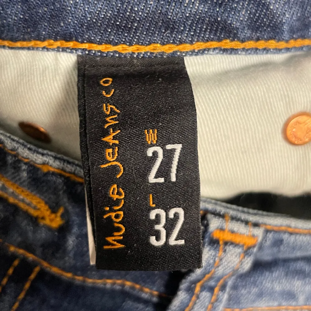 Tvärgata Nudie jeans i bra skick! Han på bilden är 175 (passar dig under 175)  Nypris: 1600kr Skriv vid frågor eller funderingar🙌. Jeans & Byxor.