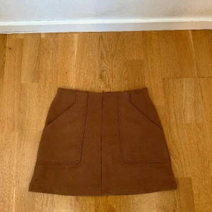 Kjol  - Brun tygkjol från Zara. Säljer den då den är lite stor i midjan. Aldrig blivit använd. 