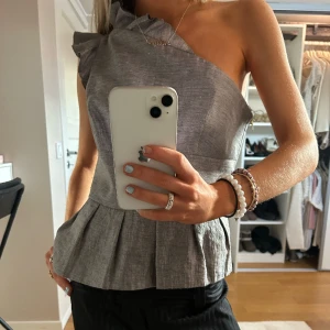 Grå blus - Grå/silvrig topp/blus💘