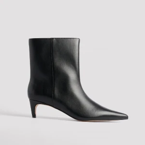 Skor från NAKD - Klackskor med spets fram från nakd. Snygg beige detalj under skon också.  Helt oanvända med etiketter på. Säljer då de var för stora och jag inte hann returnera i tid.   Orginalpris: 699 kronor 