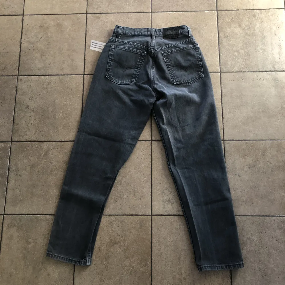 Blå/gråa vintage Levis jeans från 90 talet. Gjorda i USA. Sitter ungefär som 28x30. Fråga gärna om mått!. Jeans & Byxor.